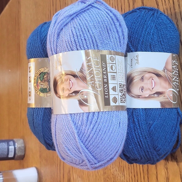 4 skiens of Vanna's Choice yarn by Lion Brand 3 colors - Picture 1 of 6